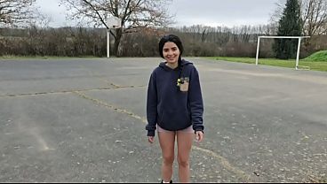 Vecina cachonda lista para todo en el bosque