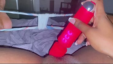 Vecina culona me manda video masturbándose en la cama