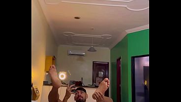 Ven a jugar conmigo al motel que te empoto
