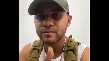 Verificación caliente con la polla bien dura