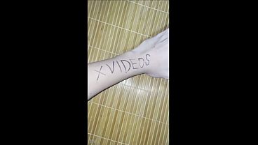 Verificación de polla con vecina cachonda en la cama
