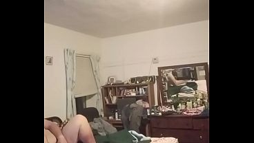 Viejo perezoso muestra su culo pequeño y polla circuncidada