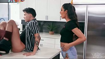 Zariah Aura se deja empotrar mientras chupa la polla de Joey Michaels