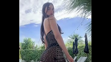 Zorra enseñando el culo en un reto sexual